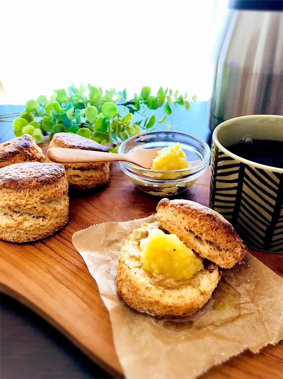 Snapdishの料理写真:全粒粉入りスコーン とコーヒー♪|るん♪さん