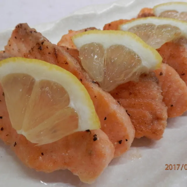 kaana57さんのレモンでさっぱり☆鮭のムニエル #レシピブログ #RecipeBlog|レシピブログさん