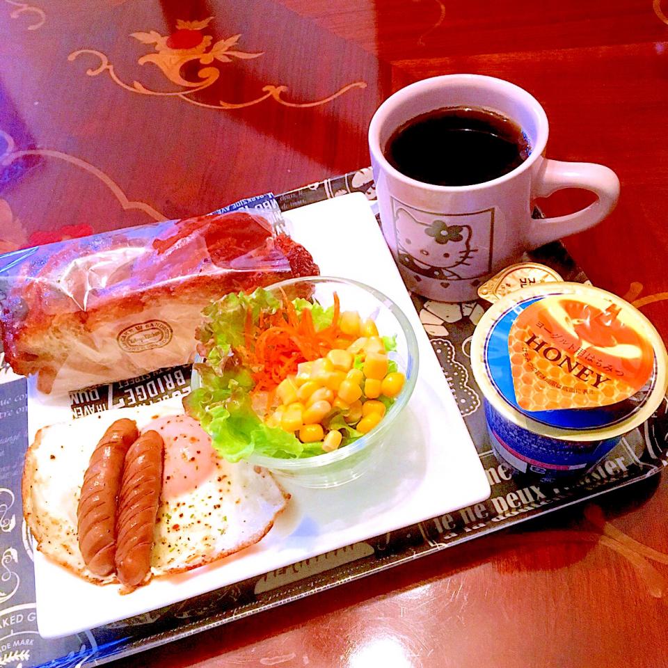 今日の朝ごパン(๑´ڡ`๑) 神戸屋のアーモンドペストリー、目玉焼き、ウインナーソテー、サラダ、ギリシャヨーグルト(蜂蜜)、珈琲