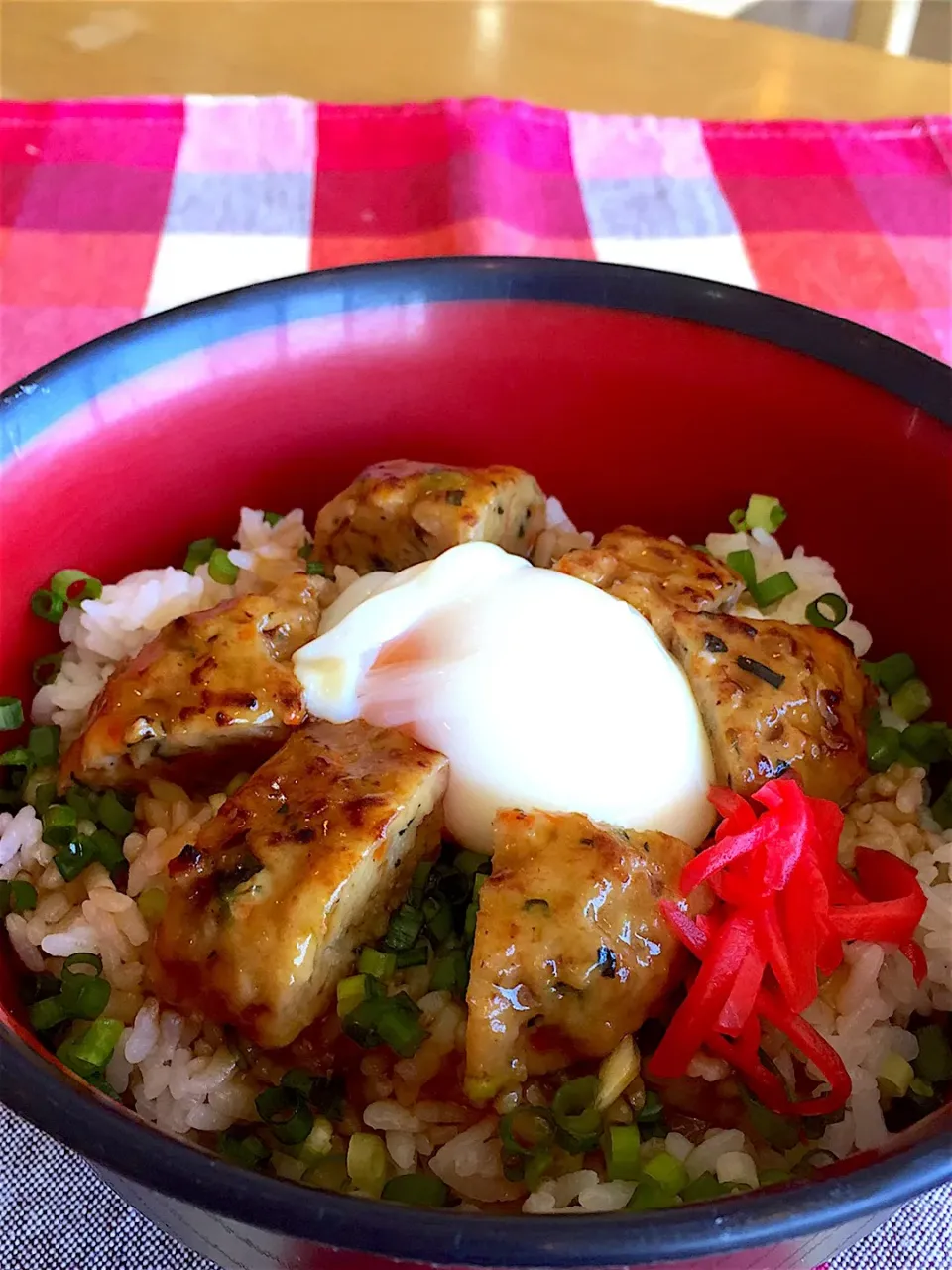 鶏ハンバーグの照り焼き丼 温玉のせ|小松 菜々さん