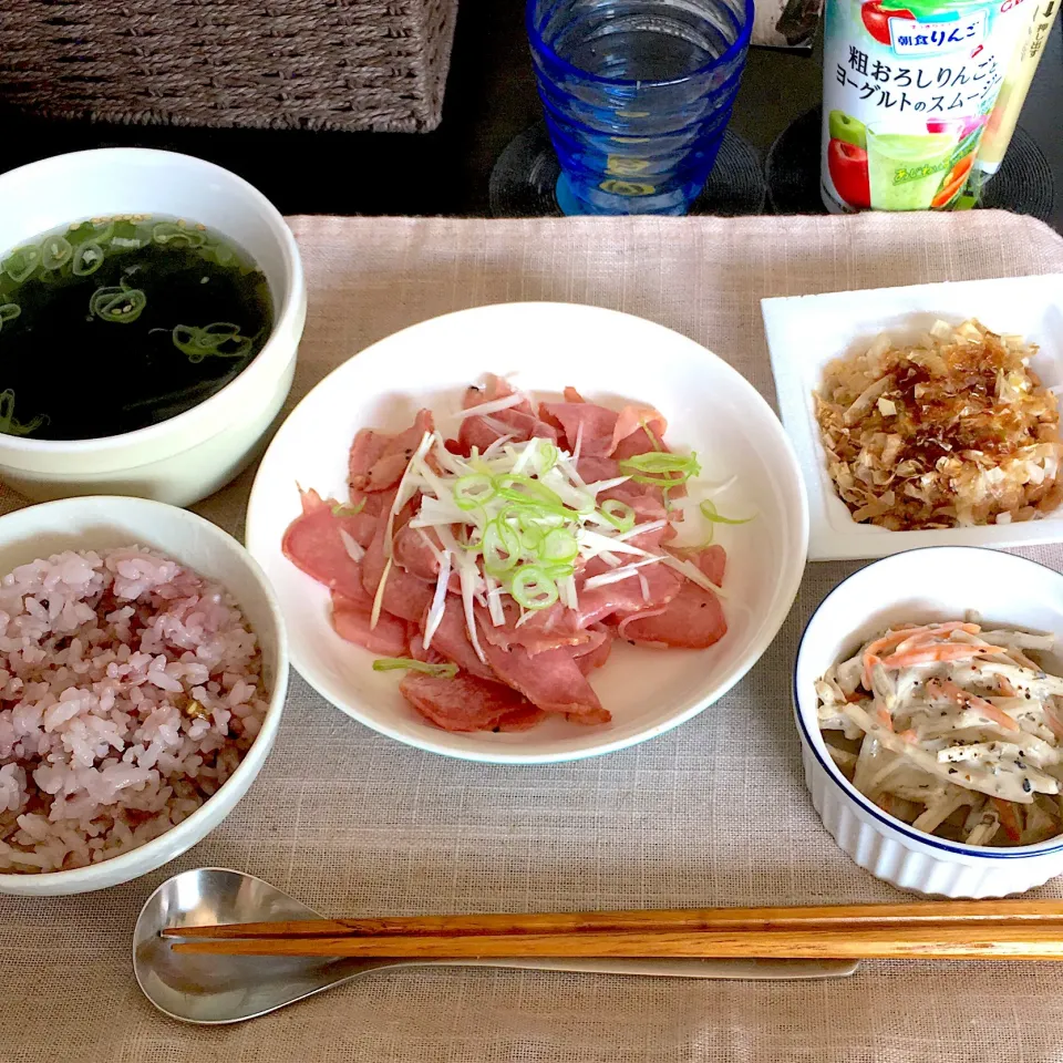 ねぎタン塩(レモン汁掛け) 黒酢梅風味納豆 ごぼうサラダ トロっと海藻スープ 雑穀ごはん 粗おろしりんごとヨーグルトのスムージー|yumyum😋さん