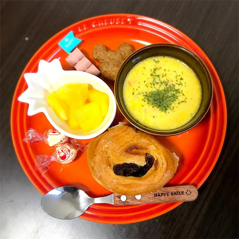 10/26❁息子 お昼ごはん🍽
コーンポタージュスープ
レーズンシナモンロール
ミッキーハンバーグ
アンパンマンチーズ
ソーセージ
パイナップル🍍|つんさん