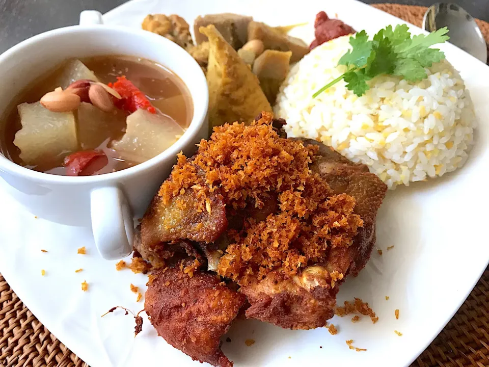 Ayam goreng kremes, tahu Tempe nangka ungkep & sayur asem|yeni kartikasariさん