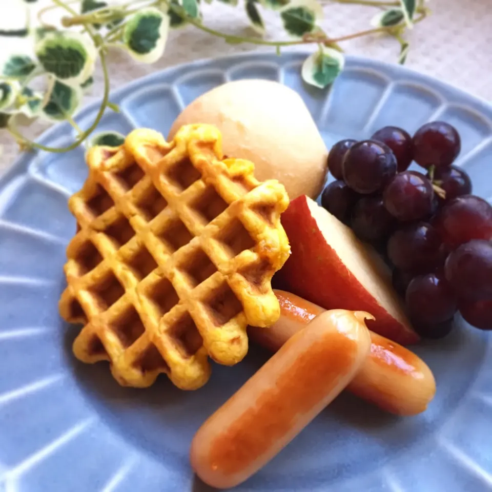 Snapdishの料理写真:＊かぼちゃ入り♡ワッフル
＊プチミルクパン
＊チキンウィンナー
＊いっちゃん林檎農園のりんご
＊おばあちゃんのスチューベン

#古川家ごはん #古川家 #料理研究一家 #手作り #青森県産 #かぼちゃワッフル #ワッフル #ワンプレート|料理研究一家「古川家」さん