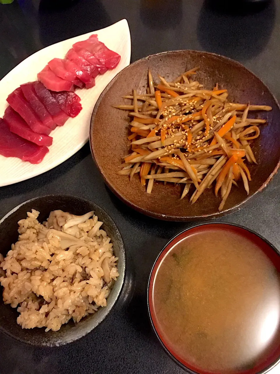 舞茸の炊き込みご飯 & きんぴらごぼう & マグロのお刺身 & じゃがいもとワカメのお味噌汁|ぺろたんさん