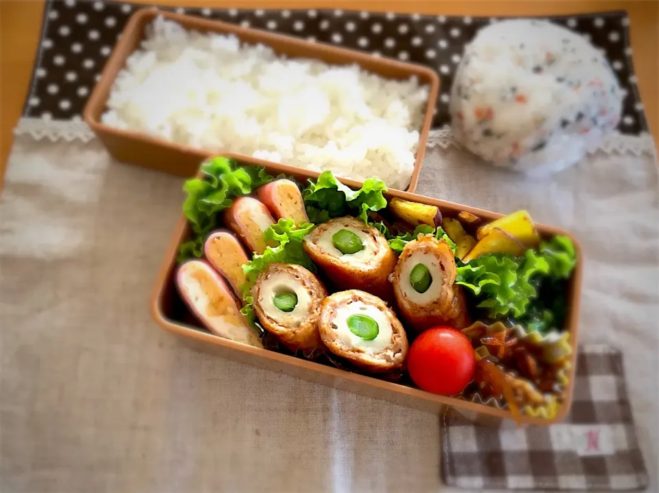 Snapdishの料理写真:アスパラinちくわ肉巻き🥓
ハム卵焼き🍳
さつまいもバター醤油ソテー🍠
ちりめんくるみ🐟
ほうれん草ソテー😋
🍅🍙|あやこさん