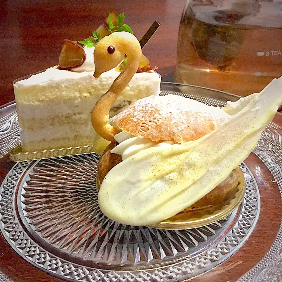 Snapdishの料理写真:スワンシュー&栗のショートケーキ
#ANA クラウンプラザホテル福岡|りんりんさん