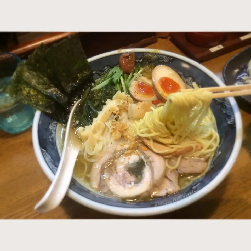 Snapdishの料理写真:竹ノ塚 しおの風
特性塩ラーメン 全然入り
クーポンで５００円は安い！^_^|Takeshi  Nagakiさん