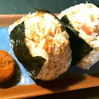 朝ごはんのおにぎり🍙

天かす（自家製）
梅干し（３年もの）
白ごま
シラス
鰹節（削りたて）
シラス
ネギ|シオミン shiominさん