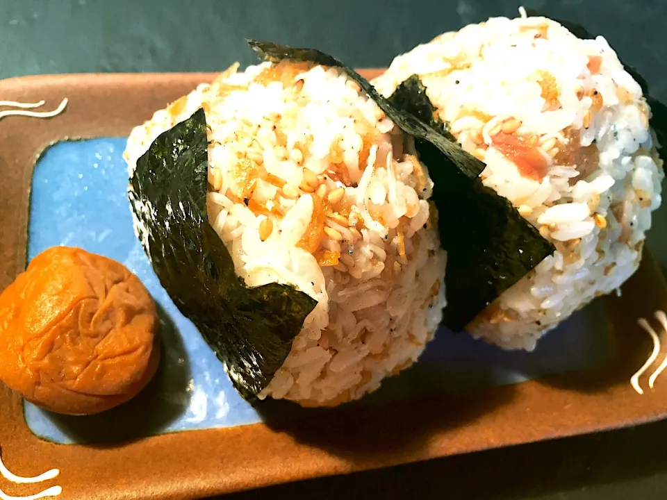 朝ごはんのおにぎり🍙

天かす（自家製）
梅干し（３年もの）
白ごま
シラス
鰹節（削りたて）
シラス
ネギ|シオミン shiominさん