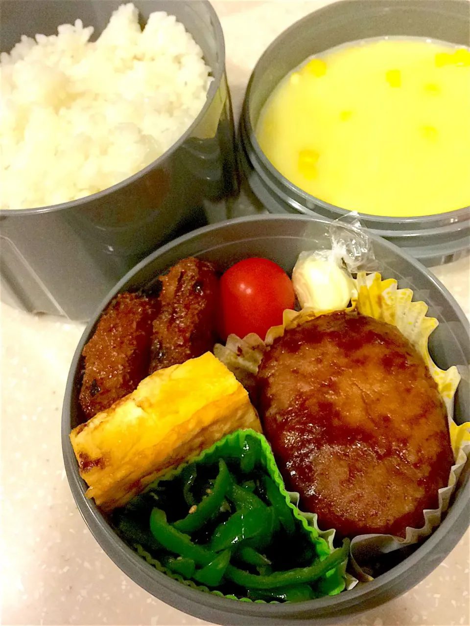 Snapdishの料理写真:旦那弁当🍱
ご飯
チーズインハンバーグ
ピーマンの塩昆布炒め
卵焼き
帆立風揚げ(冷食)
ミニトマト
チーズ|すがかえさん