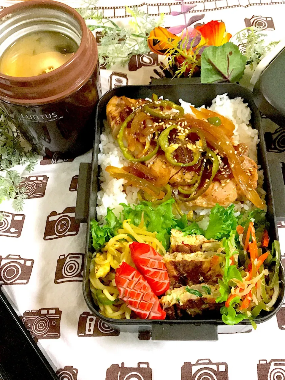 旦那ちゃん弁当🎶
トンテキ(玉ねぎソース)
きんぴらチヂミ
カレーもやし焼きそば
赤ウインナー
キャベツと切り昆布の和え物
お豆腐としめじのお味噌汁|BooBooさん