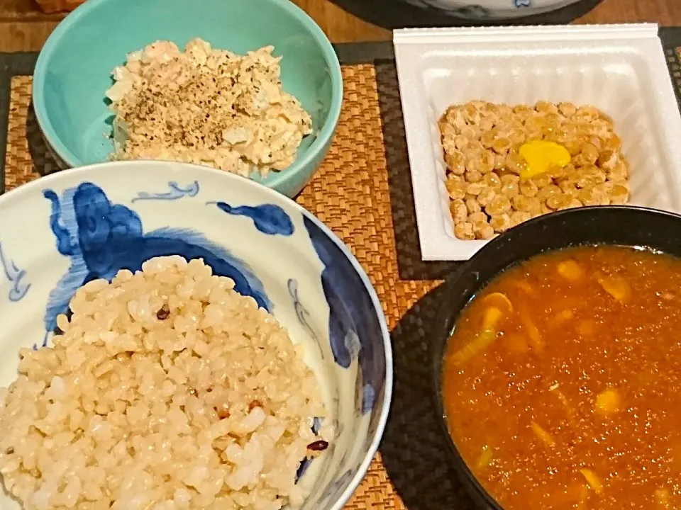 玉ねぎとツナ&納豆&なめこの味噌汁|まぐろさん