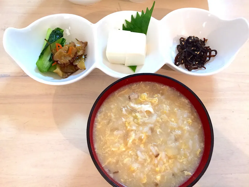 今日の男子料理 朝食2017/10/27
味噌粥 三種盛り

#味噌粥 #昆布佃煮 #やわらか菜漬物 #いぶりがっこ #奴|Booパパさん