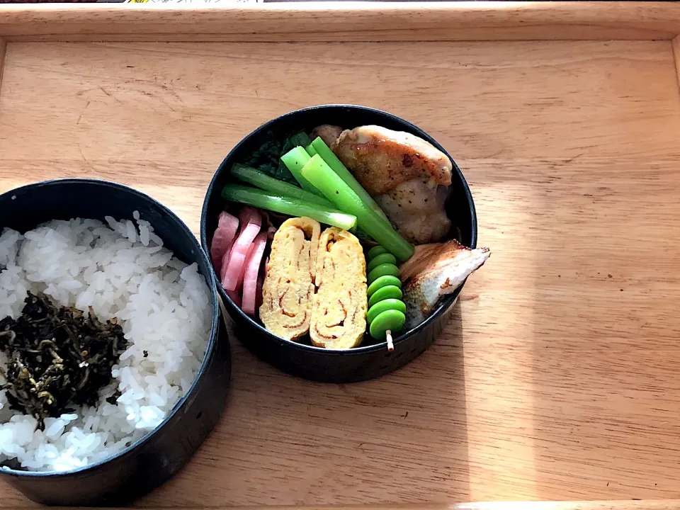 Snapdishの料理写真:レモンチキンと焼きヒラソ 弁当。
茶殻のふりかけ付き|弁当 備忘録さん