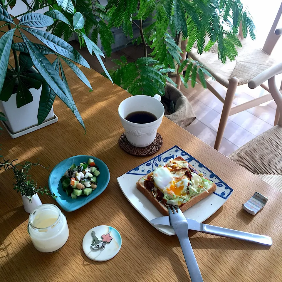 半熟卵とキャベツのデミグラスマヨトーストと豆サラダで朝ごはん|むぎこさん