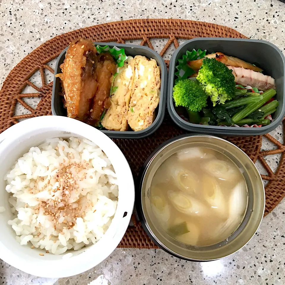 鶏手羽中の甘辛煮、ツナと青葱の卵焼き、鰆の昆布醤油漬け、ブロッコリー、小松菜ナムル、豆腐と白葱とワカメの味噌汁|しーさん