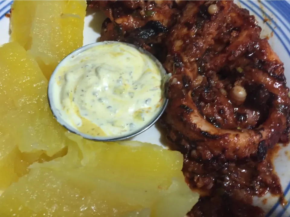 Pulpo en salsa anticuchera a la plancha  y yucas sancochadas con ají casero|Justo Romeroさん