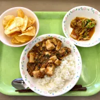 Snapdishの料理写真:小平市の小学校の給食
麻婆豆腐丼
野菜のしょうゆ和え
ポテトチップス|Itaruさん