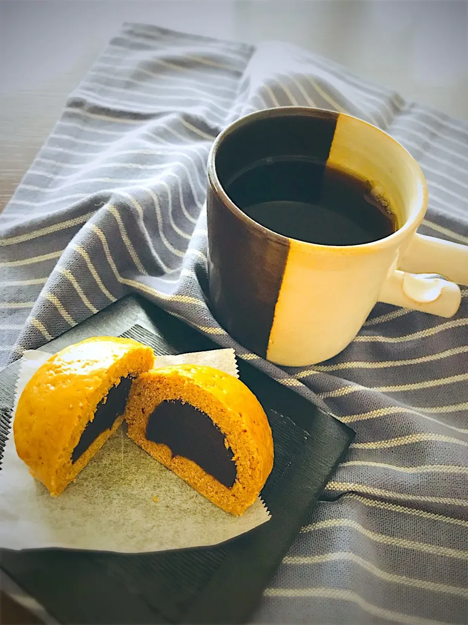 Snapdishの料理写真:黒糖饅頭とコーヒー♪|るん♪さん