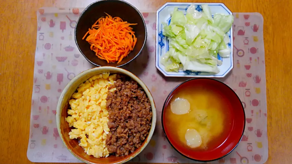 Snapdishの料理写真:９月２４日　そぼろ丼　にんじんサラダ　塩キャベツ　お麩のお味噌汁|いもこ。さん