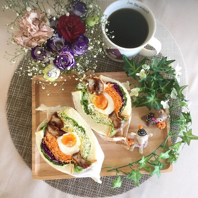 Snapdishの料理写真:10/27❤︎甘辛チキン&半熟たまご野菜たっぷりサンドイッチ❤︎ 
暖かくて良いお天気…☘️
#お昼ごはん #ランチ #おうちごはん #サンドイッチ #わんぱくサンド #ハロウィン|Makinsさん