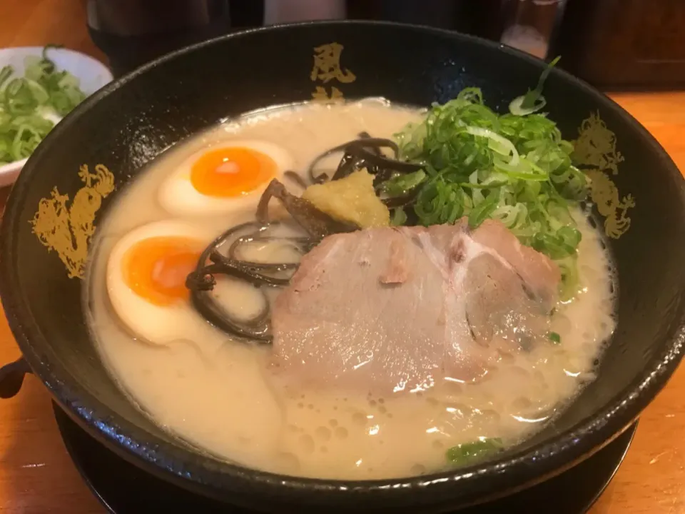 半熟たまご&青葱とんこつラーメン🍜|女神さん