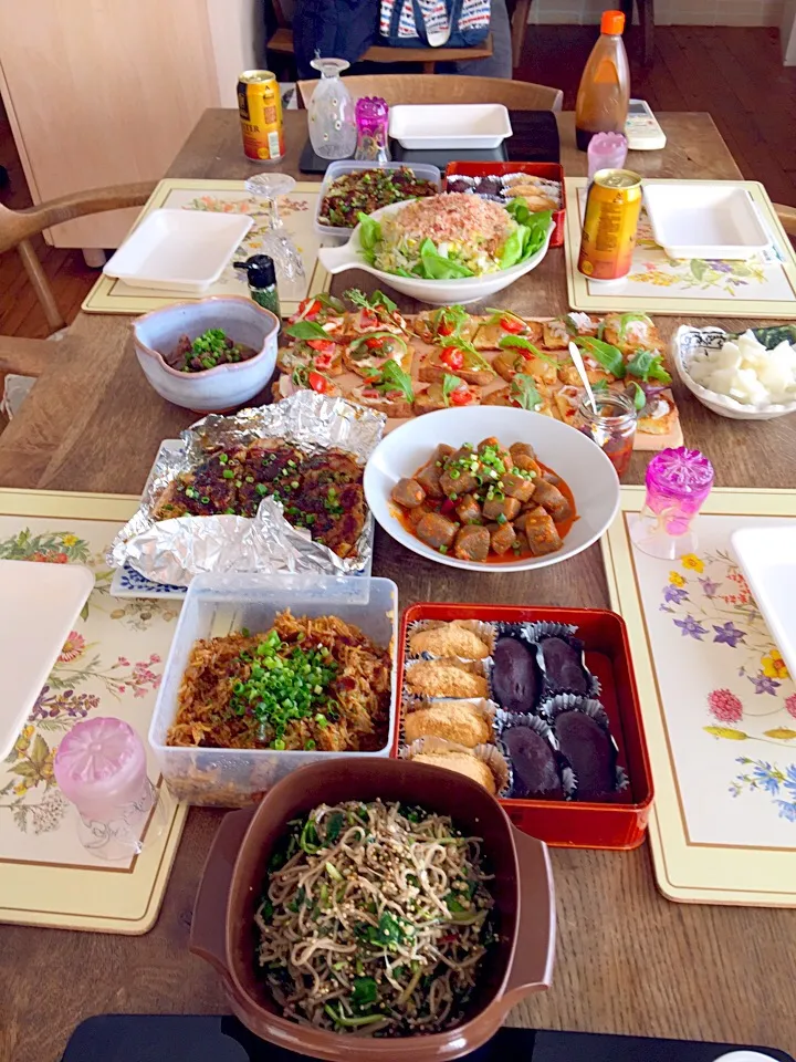 月一度の食事会(おはぎ、白菜のサラダ、コンニャクピリ辛、おそばのサラダ、オープンサンド)|りょうさん