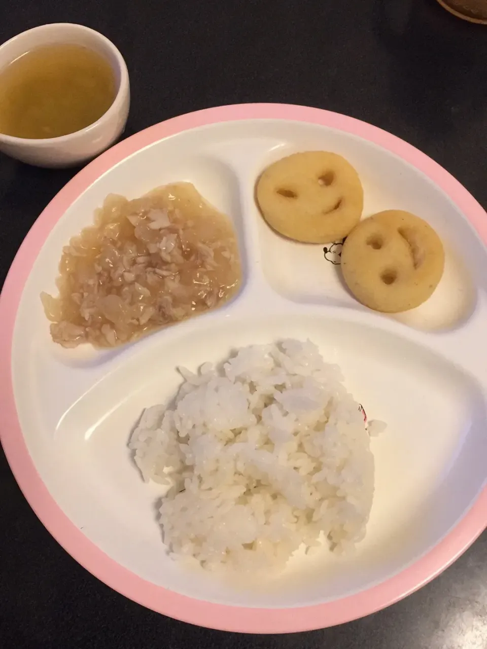 離乳食 夜
・ごはん
・マスと野菜の味噌煮
・スマイルポテト
・キャベツのお味噌汁
・りんご(写真なし)|ぺろたんさん