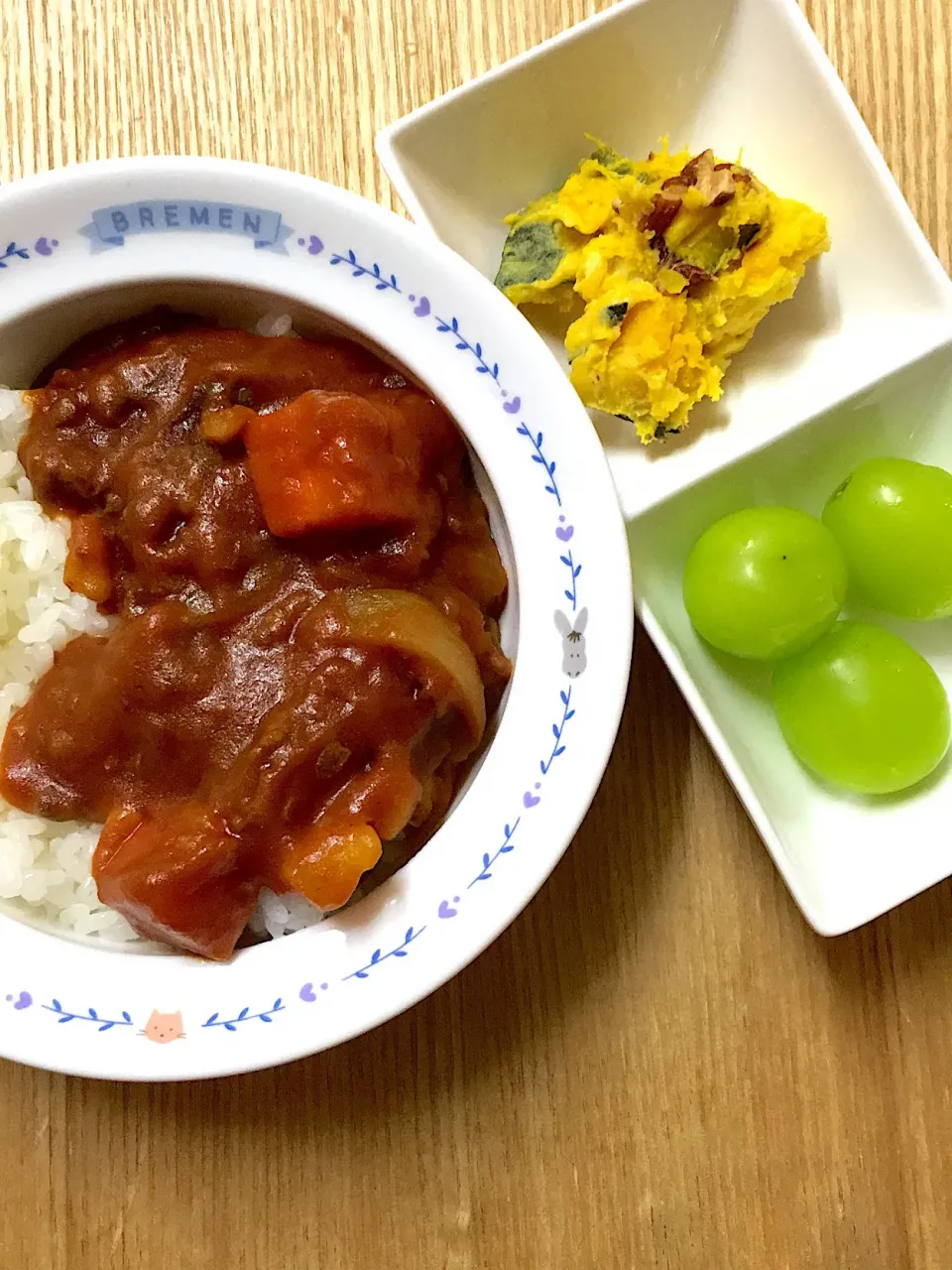 #ムスメご飯 

ハヤシライス、かぼちゃとさつまいものサラダ、シャインマスカット|mossan＠OSAKAさん