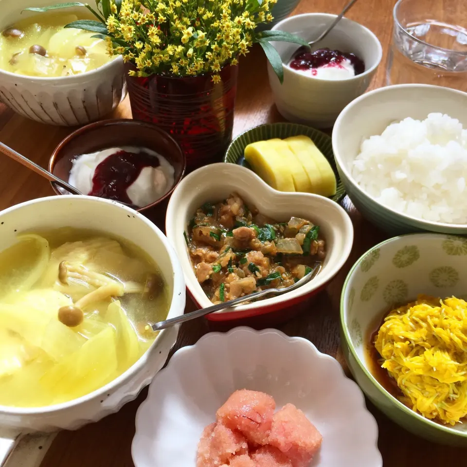 ＊塩糀鶏入り！カレースープ
＊万能♡オリジナル肉野菜みそ
＊菊のおひたし
＊低塩たらこ
＊たくあん
＊レンジで簡単♪♪炊きたてごはん
＊自家製ぶどうソース入り！青森県産ヨーグルト

#古川家ごはん #古川家 #料理研究一家 #手作り #青森県産 #currysoup #ランチ #lunch|料理研究一家「古川家」さん