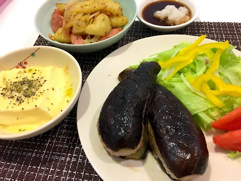 Snapdishの料理写真:#ナスのはさみ焼き 
 #茄子のはさみ焼き 
 #ジャーマンポテト 
 #チーズ豆腐|ゆぺこさん