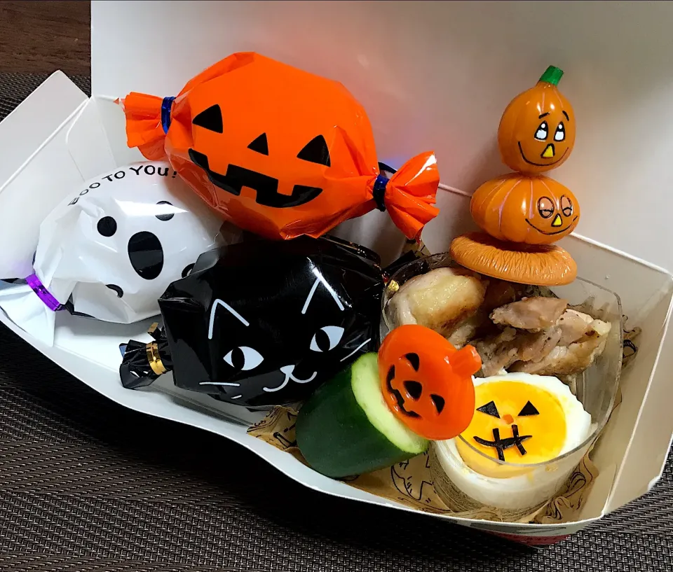 ハロウィン弁当🎃👻ほぼおにぎり。 鰹節と梅干しにヤマサさんの鮮度の一滴！チキンの照り焼きにも使用。|RKさん