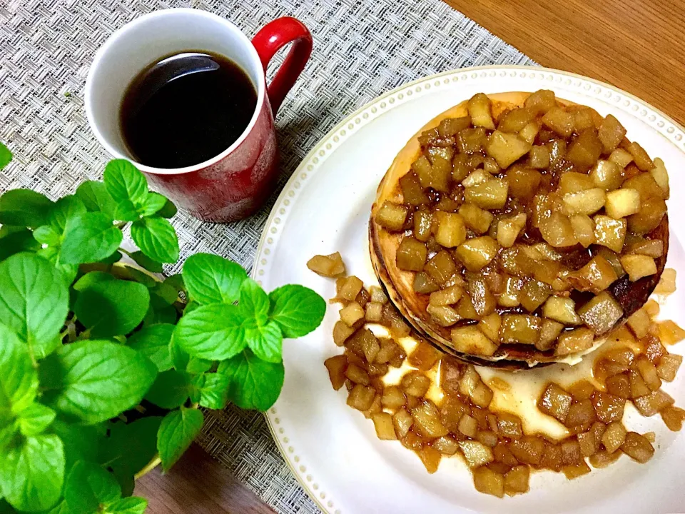 Snapdishの料理写真:✨CARAMEL APPLE PANCAKES for breakfast...朝ごはんは キャラメルアップルパンケーキ🥞🍎✨この後旦那さんとお散歩に行きます〜〜😊✨|🌺Sanntina🌺さん