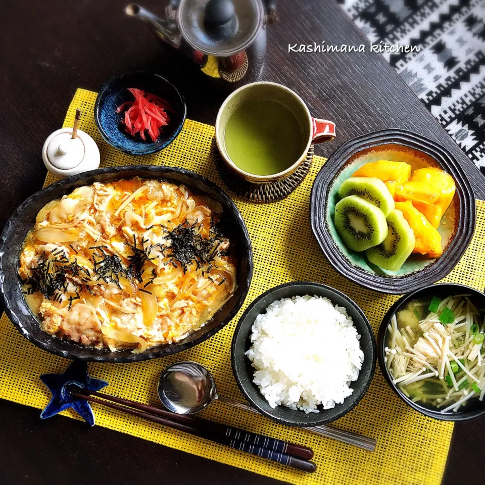 Snapdishの料理写真:Breakfast😋🍴
今日は子供達は休みだから旦那だけ朝ご飯🍚
今日は豚バラとエノキと玉葱のを卵とじにしてみました🍳
炊きたてのご飯の上に乗せて、お好みで山椒をかけて食べます😋
今日もお仕事ありがとう☺️
行ってらっしゃい💕
娘が学校で作ってくれた星型の箸置き、アスランがテーブルから落として割ってしまった😫
接着剤で|Kashimanakitchenさん