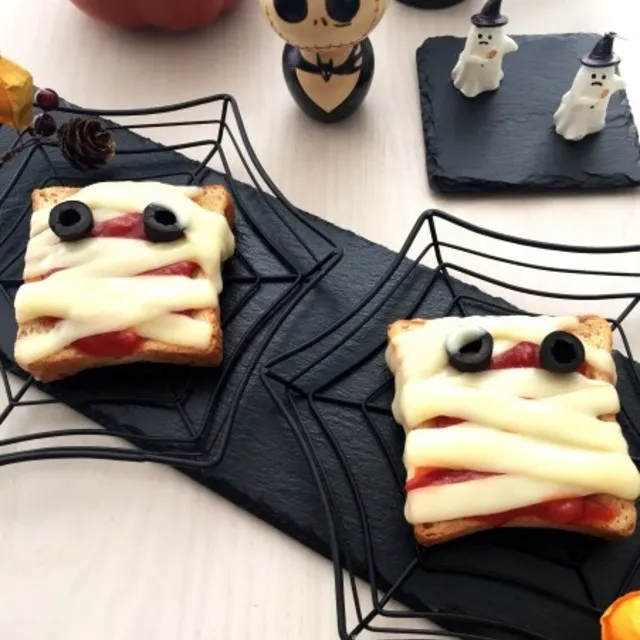 yukoさんのハロウィンに！ミイラのピザトースト #レシピブログ #RecipeBlog|レシピブログさん