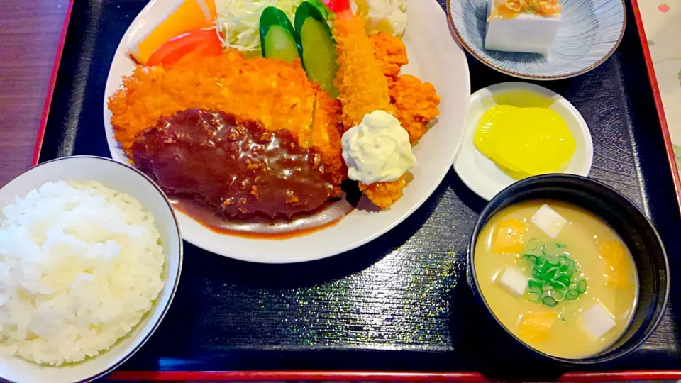 大人のお子さまランチ⁉
ロースカツとエビフライと唐揚げ定食❤|かぴかぴさん