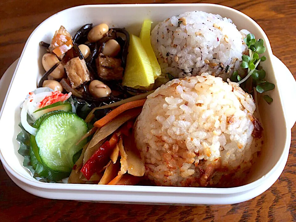 最近 おにぎりにハマってます。
テレビで紹介されたおにぎり🍙

作り方
  鰹節を醤油で味付けして ご飯に混ぜる
  おにぎりの真ん中に とろけるチーズを
  入れる。
  手に味噌をつけて にぎる。
  グリルで 両面を焼く。

  しそと梅肉(ゆかりでも良い)と胡麻
  を混ぜる。
  手に味噌つけて にぎること。|もぐもぐさんさん