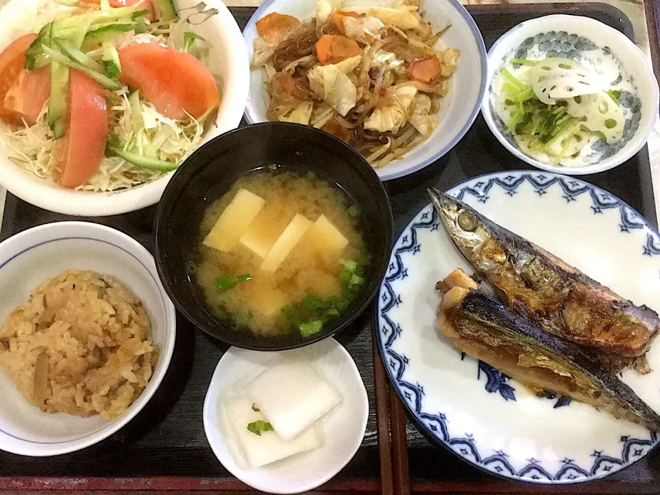 本日の昼食です。秋刀魚の塩焼き、こんにゃくの焼そば風、蓮根と豆苗の酢和え、サラダ、味噌汁、お漬物、炊き込みご飯少々です。|詳智　片山さん