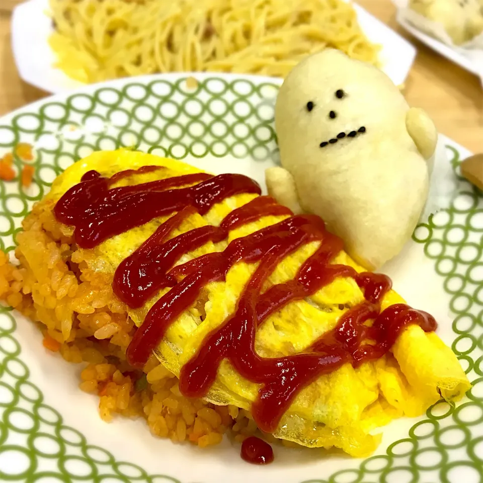 Snapdishの料理写真:オムライスとおばけ中華まん◡̈♡！|さくらさん