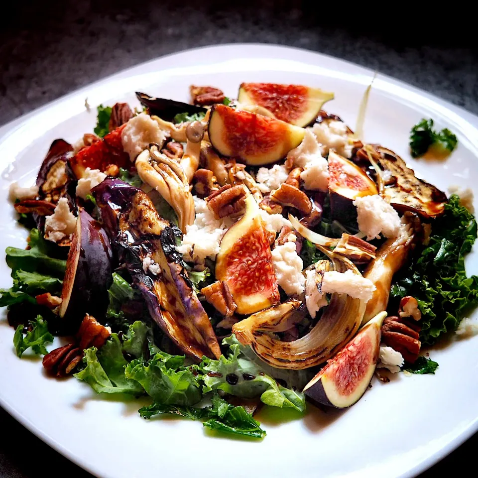 Warm Kale, Eggplant & Fig Salad with mushroom, onions & vegan cheese|Misstyさん