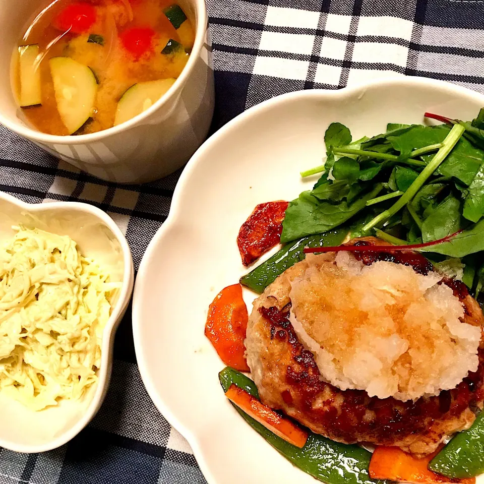 エリンギハンバーグ♡トマトとズッキーニのお味噌汁♡コールスローサラダ♡|まゆかさん