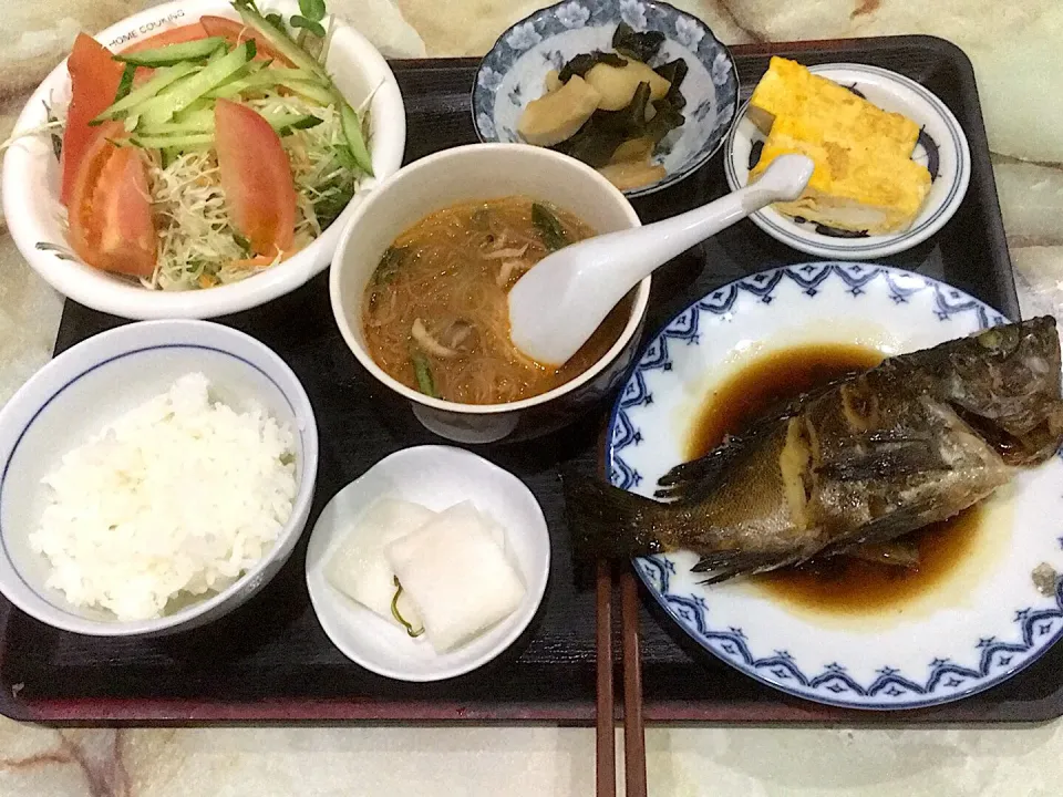 今晩の夕食です。メバルの煮付け、春雨のトムヤムクンスープ、卵焼き、若竹煮、サラダ、お漬物、御飯少々です。|詳智　片山さん