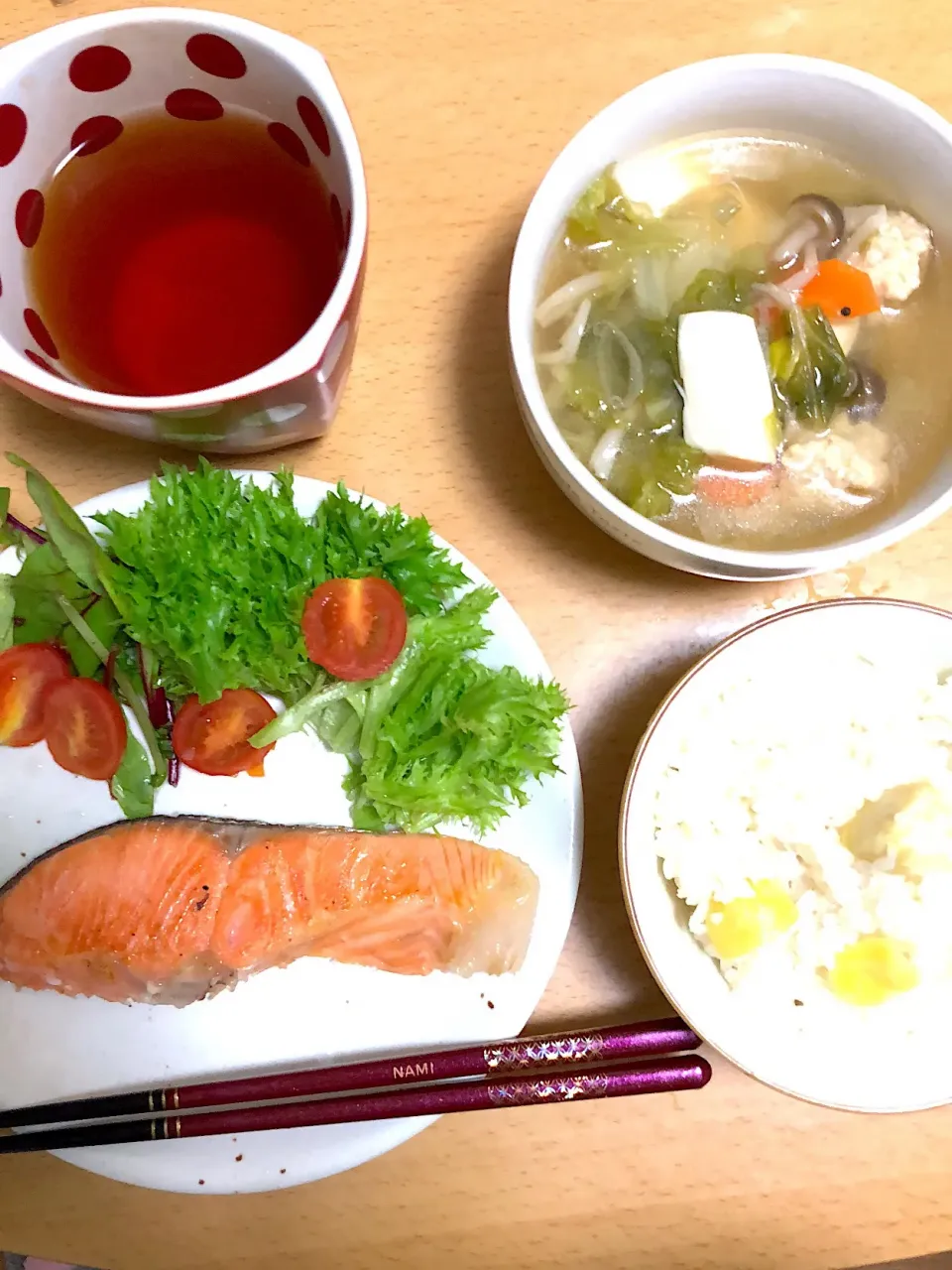 もうすぐひとりごはんがおしまい^_^
2人ご飯になったら、どんなメニューつくろうかな^_^#栗ご飯#サラダ#鶏団子スープ #しゃけ|Kuraraさん