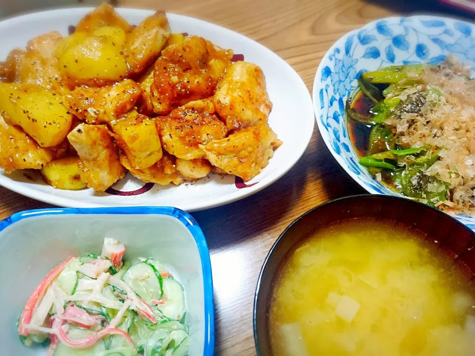 ・鶏胸肉とジャガイモの煮物
・胡瓜とカニカマのサラダ
・ピーマンのおかか和え
・白菜の味噌汁|ようかんさん