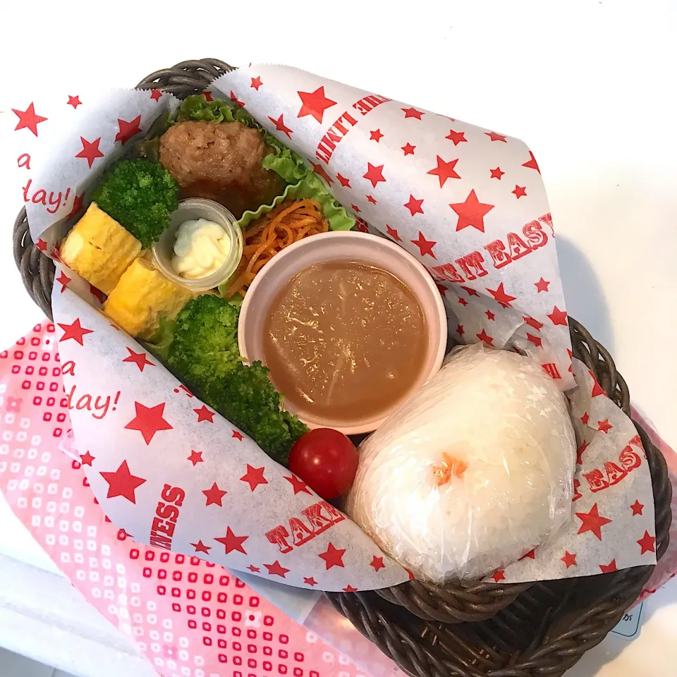 今日のお弁当(๑´ڡ`๑)ハンバーグ、出汁巻き卵、ホロフキ大根、ブロッコリー&プチトマト、キャロットラペ|mayumiさん