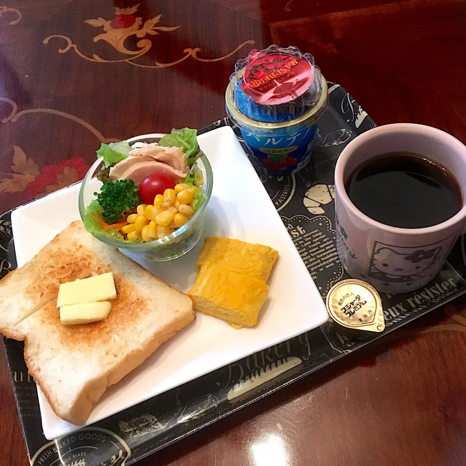 今日の朝ごパン(๑´ڡ`๑)バタートースト、出汁巻卵、鶏ハムサラダ、ギリシャヨーグルト(ラズベリー)、珈琲|mayumiさん