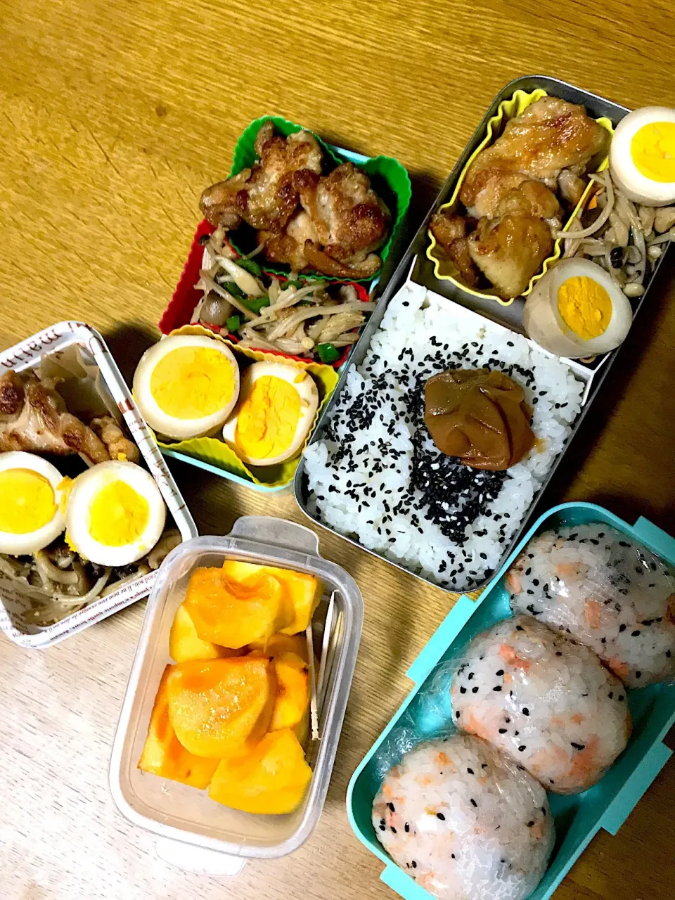 Snapdishの料理写真:鶏のバター醤油焼き弁当。パパ仕事弁当、娘ミニバス弁当、ママ応援弁当。|めぐりんさん