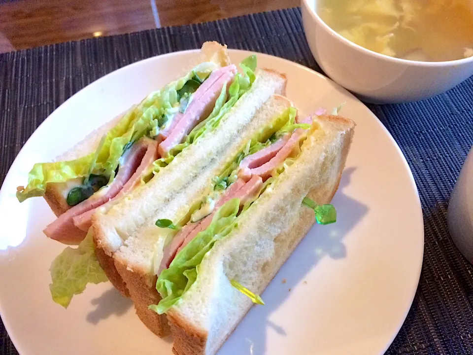 今日の男子料理 朝食 2017/10/29
レタスハムサンドだよぉ〜
#サンドイッチ #レタスハムサンド|Booパパさん