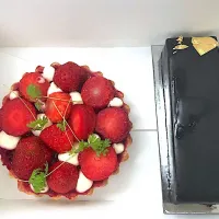 Snapdishの料理写真:The best strawberry tart and peanut chocolate cake in Perth|woodfiredさん